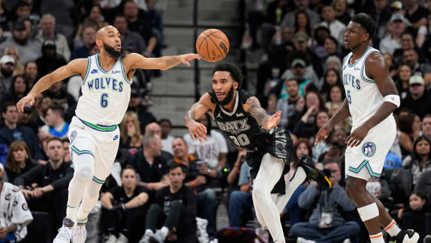 Jordan McLaughlin and Julian Champagnie battle for loose ball